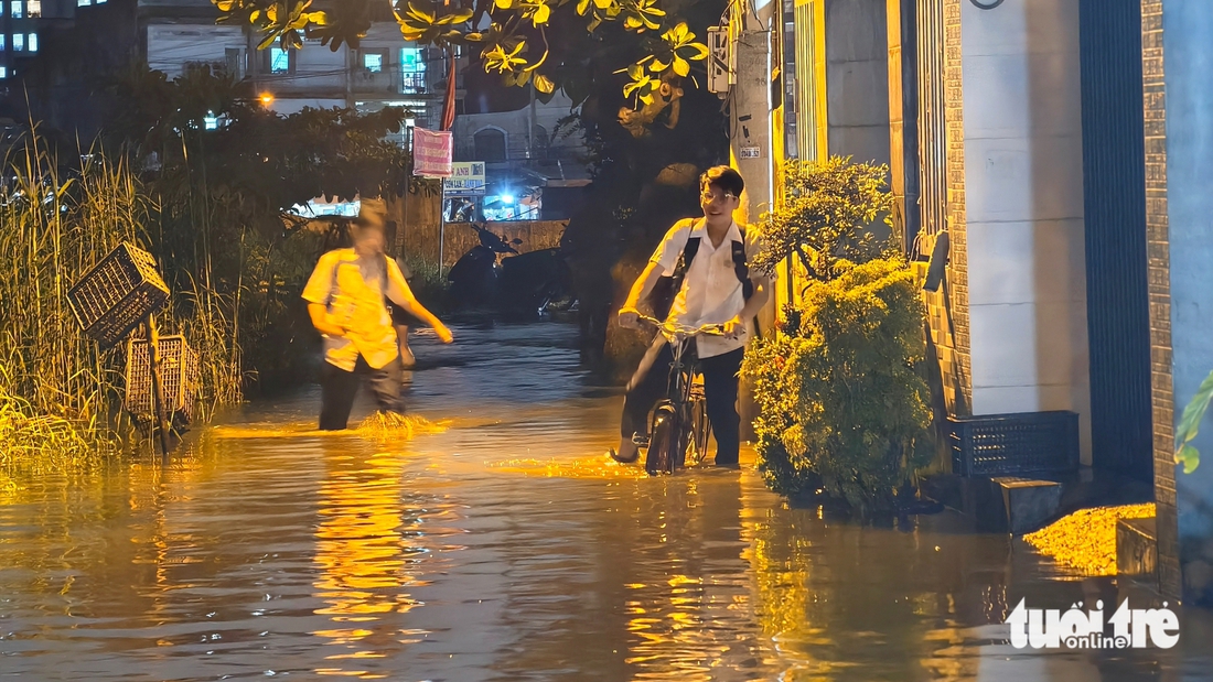 Triều cường TP.HCM dâng cao, may là không có mưa - Ảnh 8.