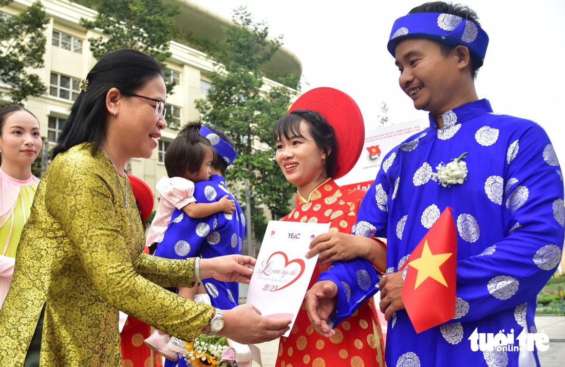 100 cô dâu, chú rể hạnh phúc trong ngày chung đôi ở TP.HCM - Ảnh 3.
