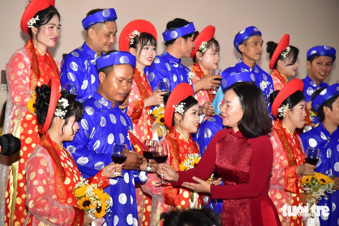 100 cô dâu, chú rể hạnh phúc trong ngày chung đôi ở TP.HCM - Ảnh 19.