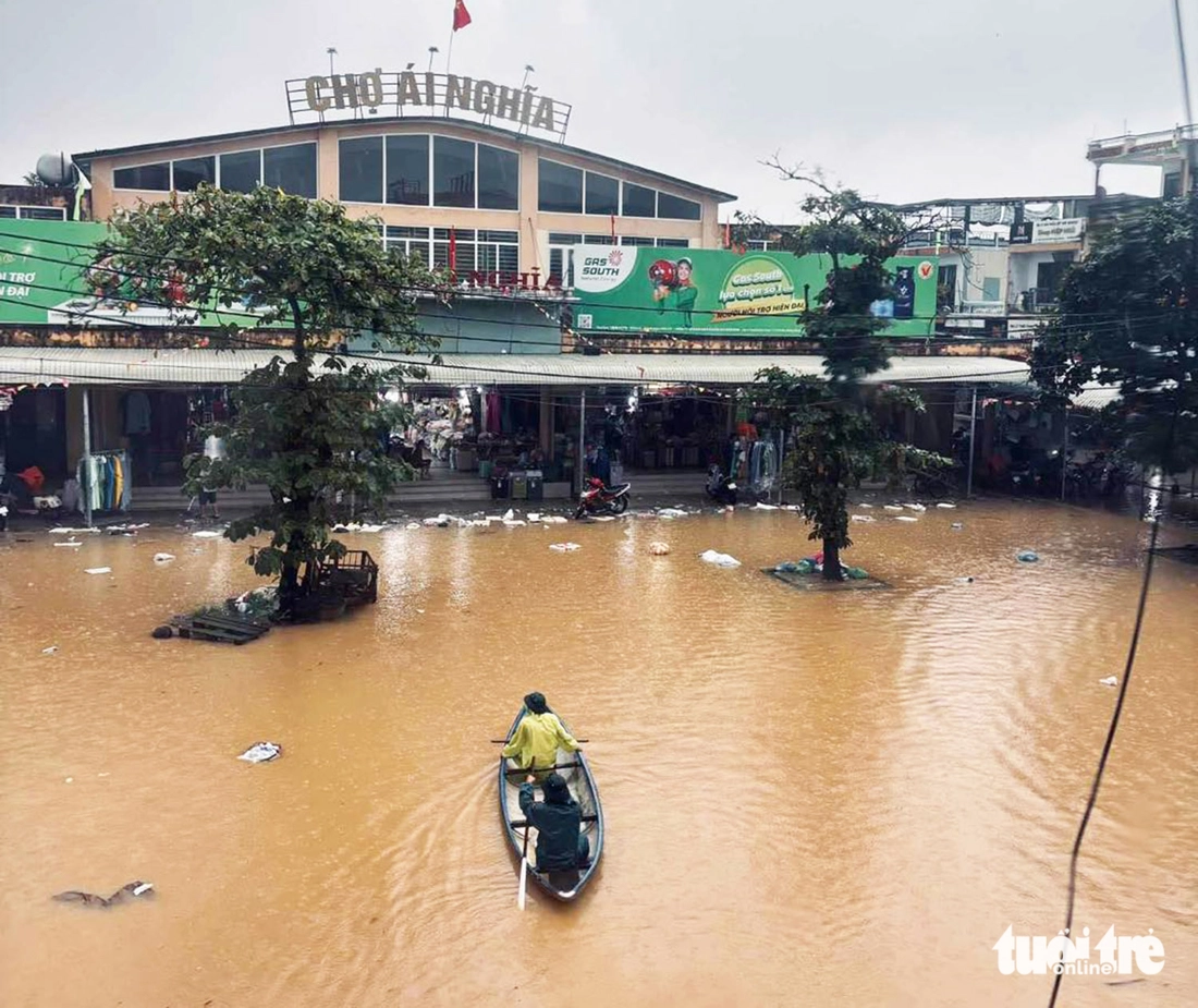 'Rốn lũ' ven sông Vu Gia ngập sâu, di dời dân trong đêm - Ảnh 1.