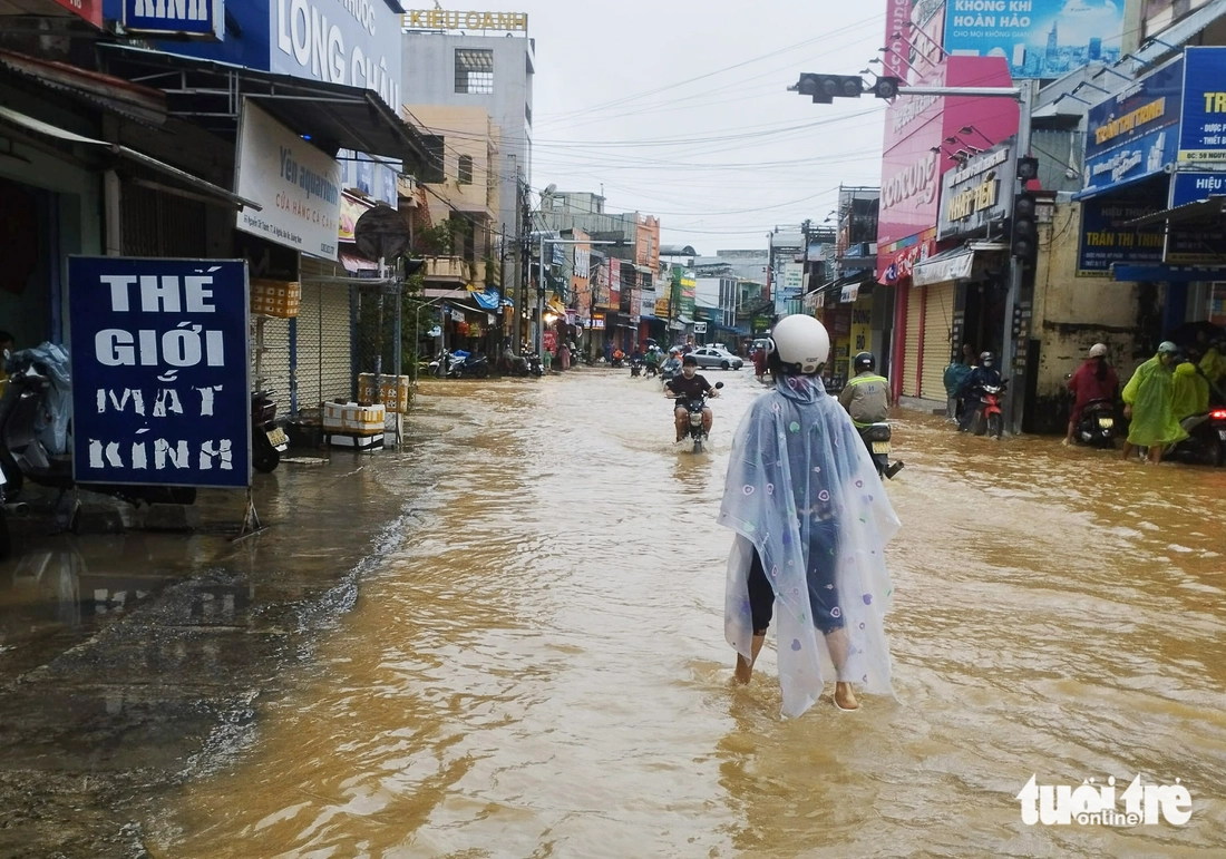 'Rốn lũ' ven sông Vu Gia ngập sâu, di dời dân trong đêm - Ảnh 7.