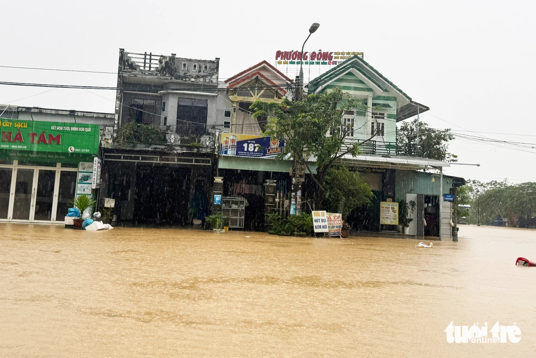 Lũ sông Vu Gia cuồn cuộn, hàng quán ngập sâu, dân đưa ô tô lên cầu tránh lũ - Ảnh 3.