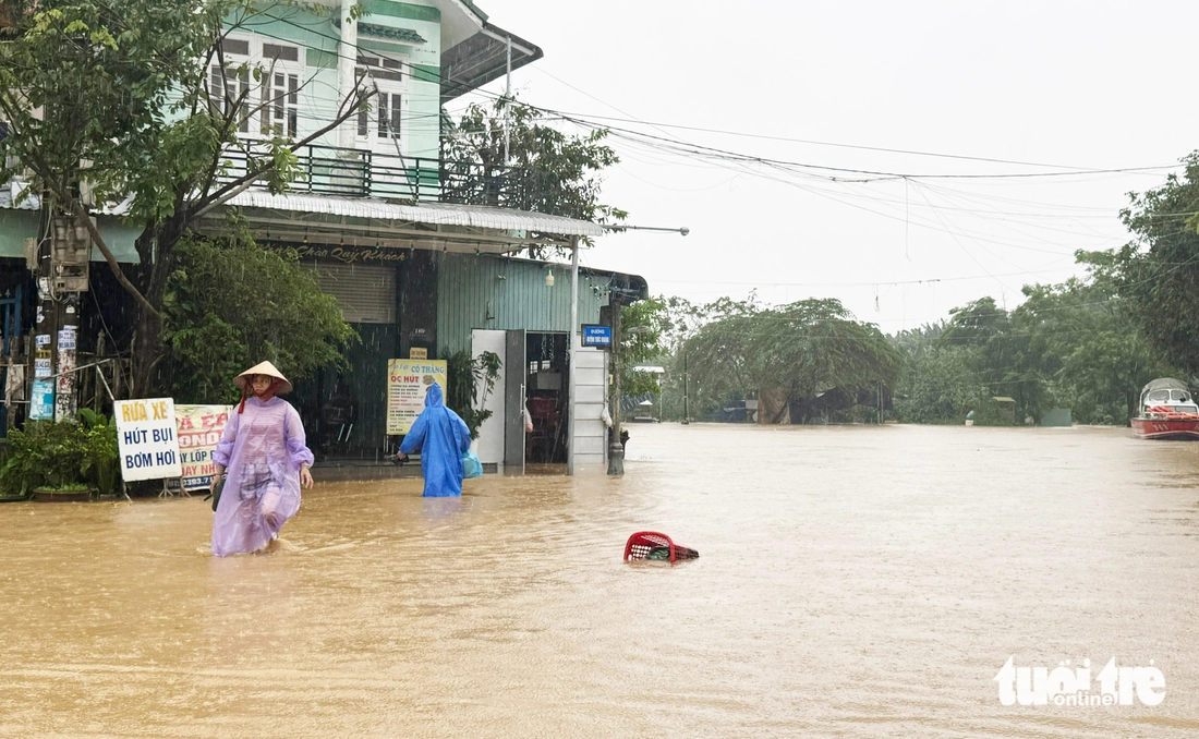 Lũ sông Vu Gia cuồn cuộn, hàng quán ngập sâu, dân đưa ô tô lên cầu tránh lũ - Ảnh 6.