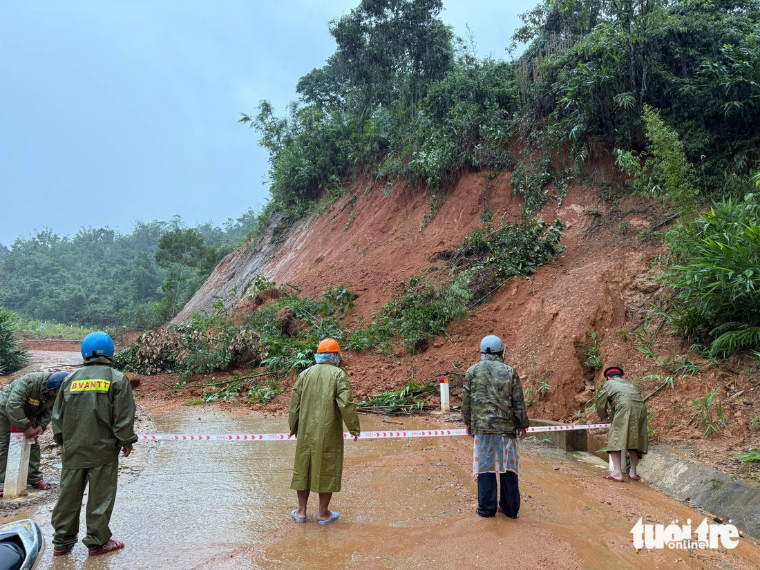 Lũ sông Vu Gia cuồn cuộn, hàng quán ngập sâu, dân đưa ô tô lên cầu tránh lũ - Ảnh 13.