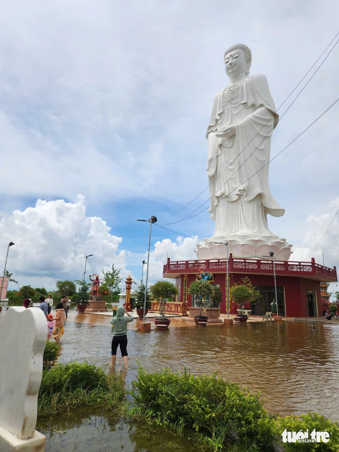 Cả ngàn người về chùa Núi Nổi tham quan, tắm đồng mùa nước lũ - Ảnh 2.