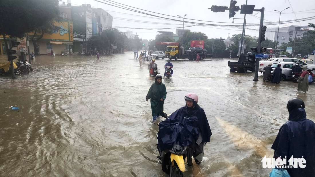 Huế mưa to kinh khủng, có nơi hơn 1.300mm, nhiều đường trung tâm ngập nặng - Ảnh 4.