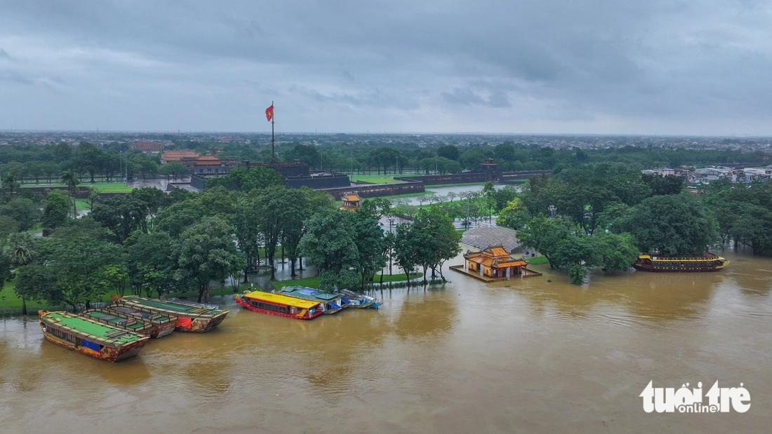 Huế mưa to kinh khủng, có nơi hơn 1.300mm, nhiều đường trung tâm ngập nặng - Ảnh 9.