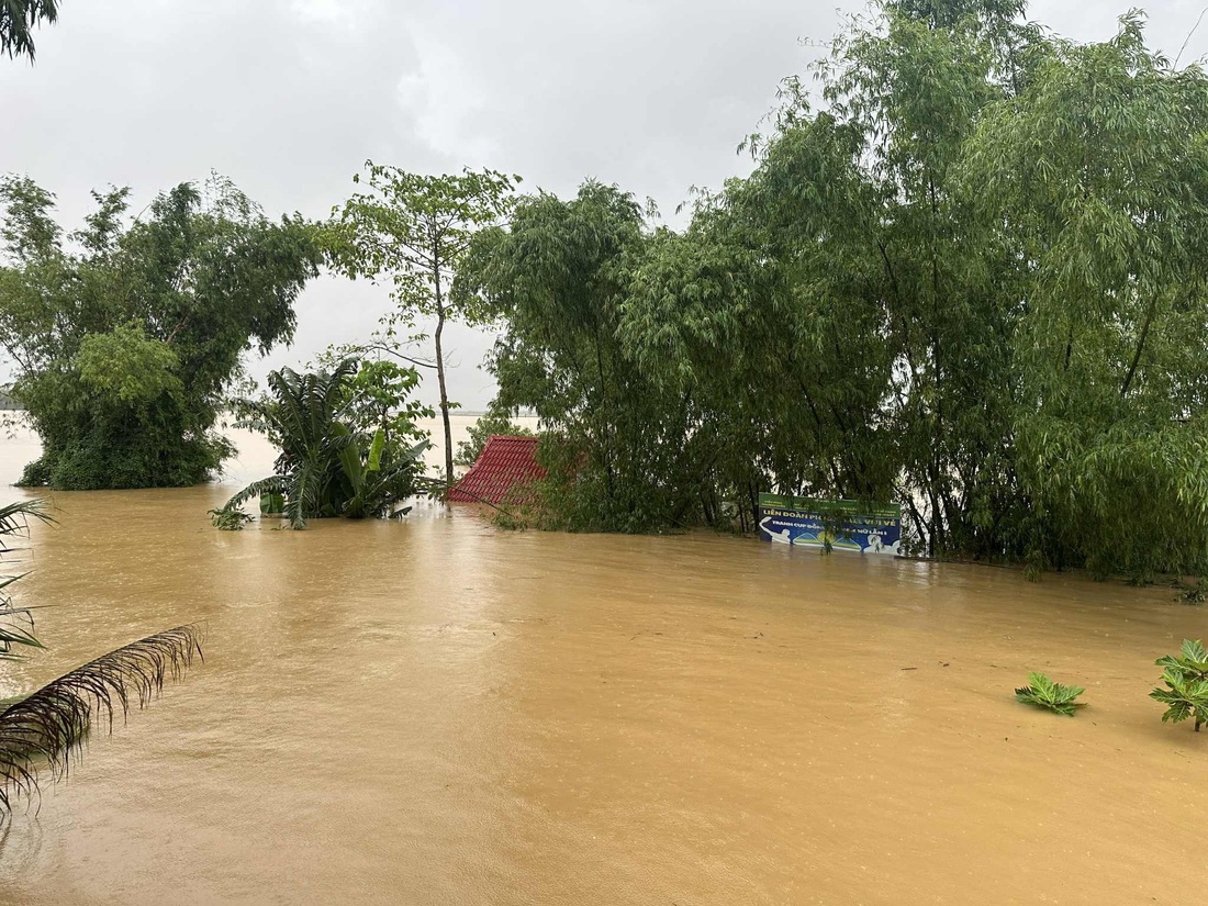 'Rốn lũ' ven sông Vu Gia ngập sâu, di dời dân trong đêm - Ảnh 4.