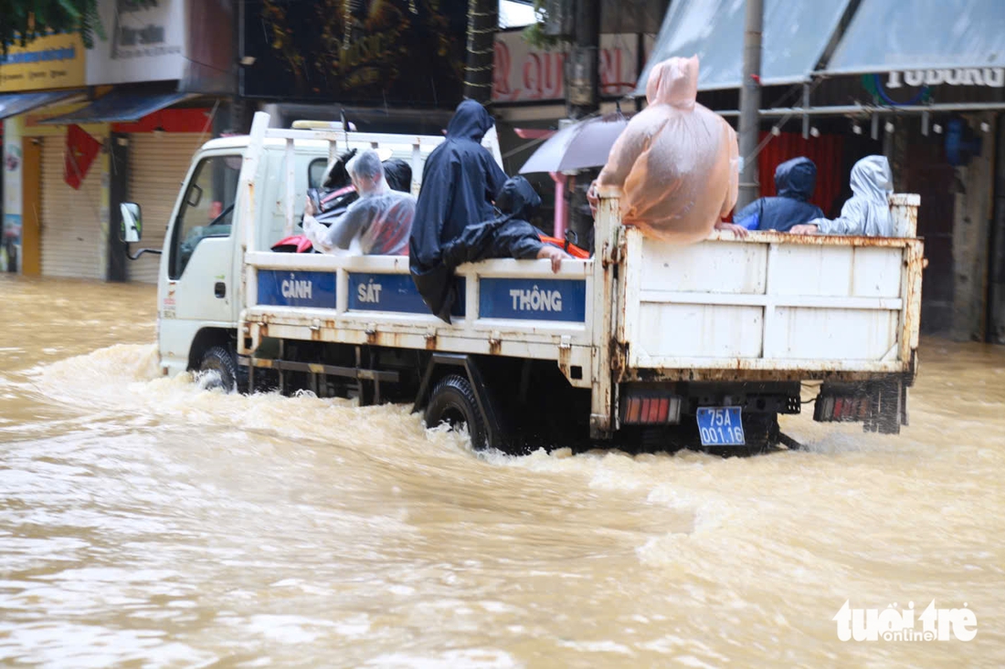 Bệnh viện Trung ương Huế bị cô lập, xe công vụ vượt lũ chở lương thực tiếp ứng - Ảnh 2.