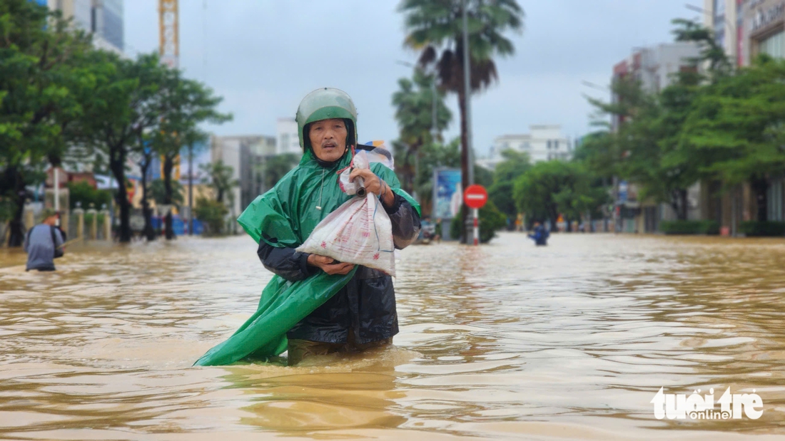 Chùm ảnh người dân Huế chật vật trong cơn lũ dữ - Ảnh 3.