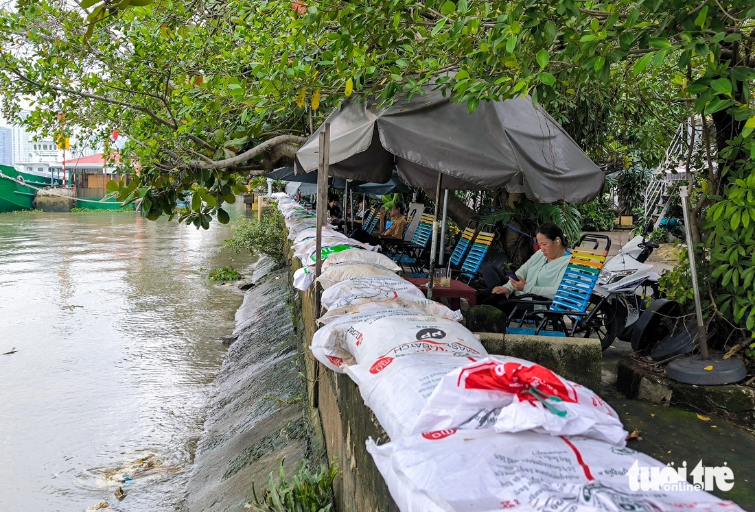 Triều cường cao, kè lởm chởm, dân Bình Quới vừa hết ngập lại lo đợt triều mới- Ảnh 1. Triều cường cao, kè lởm chởm, dân Bình Quới vừa hết ngập lại lo đợt triều mới- Ảnh 1.