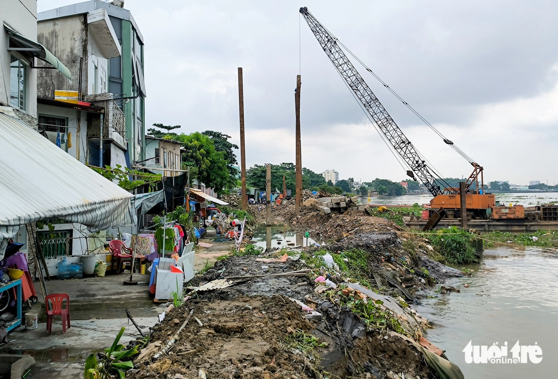 Triều cường cao, kè lởm chởm, dân Bình Quới vừa hết ngập lại lo đợt triều mới- Ảnh 3. Triều cường cao, kè lởm chởm, dân Bình Quới vừa hết ngập lại lo đợt triều mới- Ảnh 3.