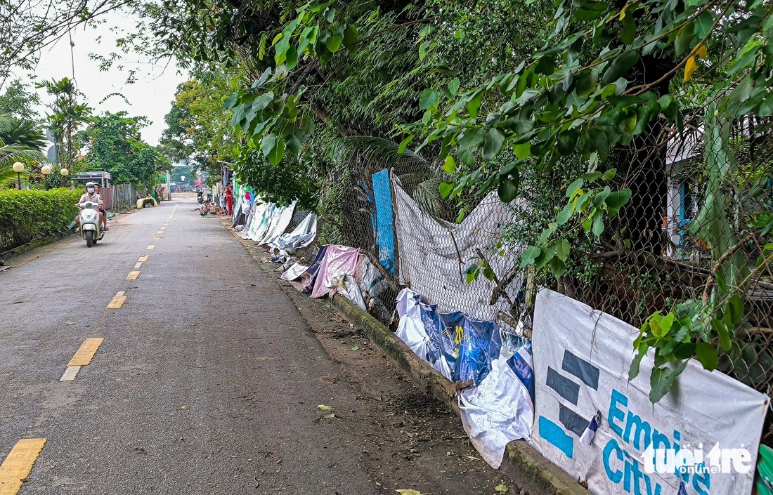 Triều cường cao, kè lởm chởm, dân Bình Quới vừa hết ngập lại lo đợt triều mới- Ảnh 6. Triều cường cao, kè lởm chởm, dân Bình Quới vừa hết ngập lại lo đợt triều mới - Ảnh 6.