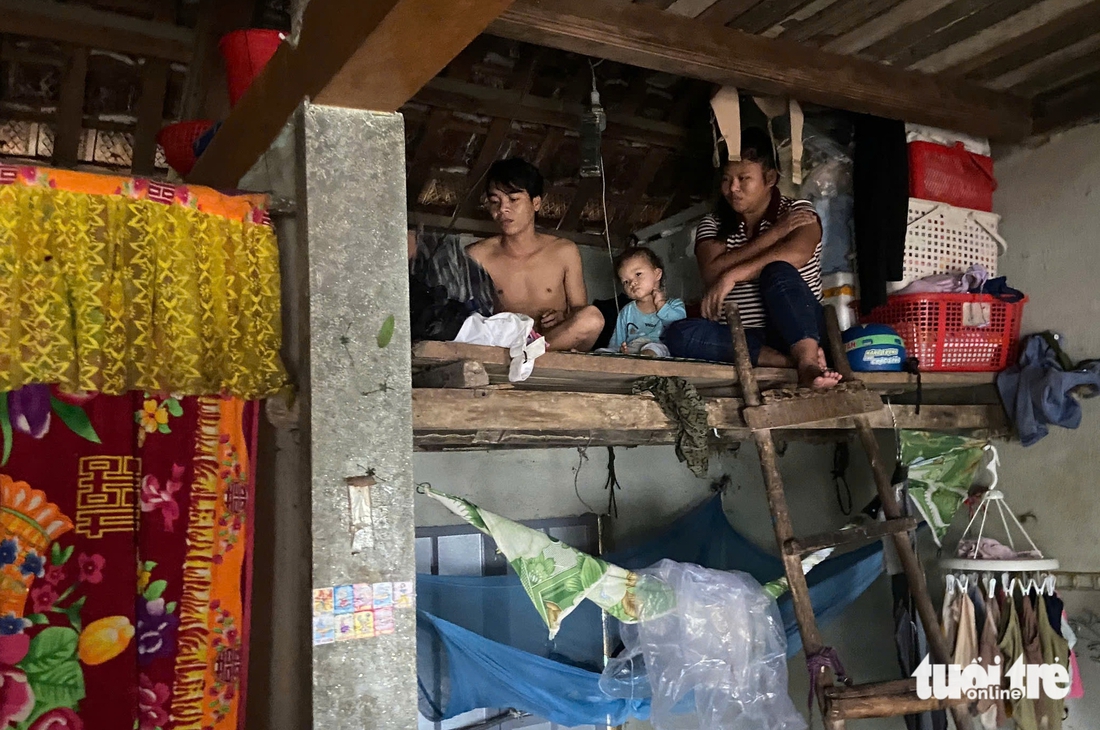Cuộc sống đảo lộn, ăn uống cầm hơi ở vùng rốn lũ Huế - Ảnh 3.