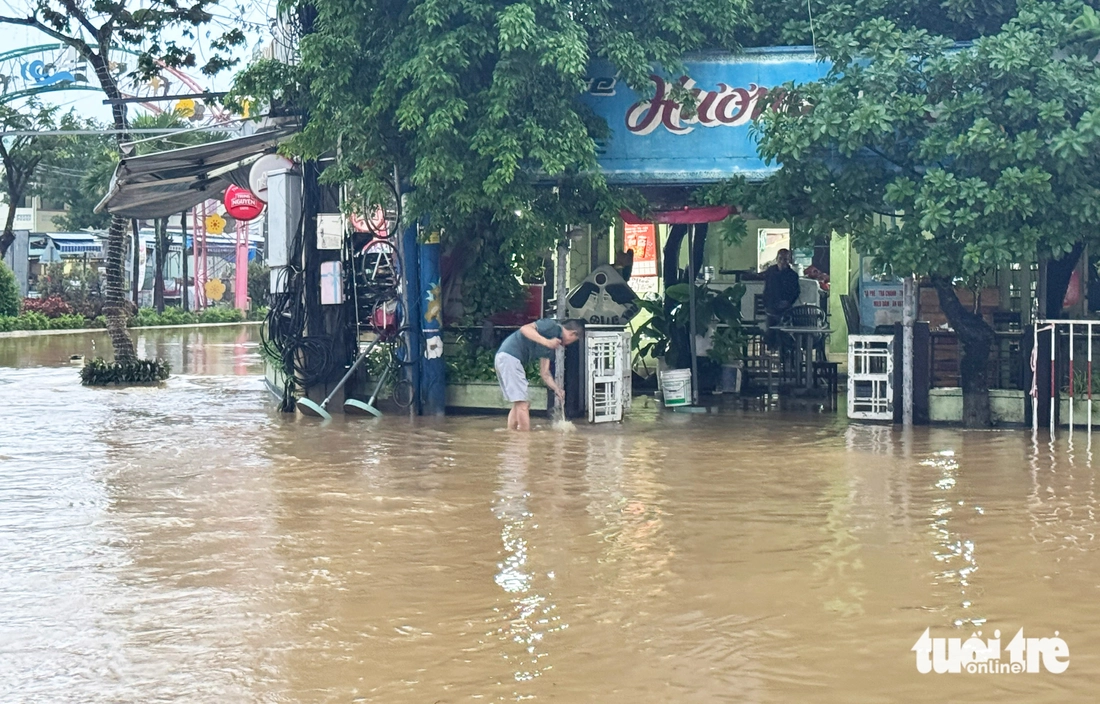Lũ sông Vu Gia, Thu Bồn xuống chậm, nhiều nơi ở Đà Nẵng vẫn mênh mông biển nước - Ảnh 6.