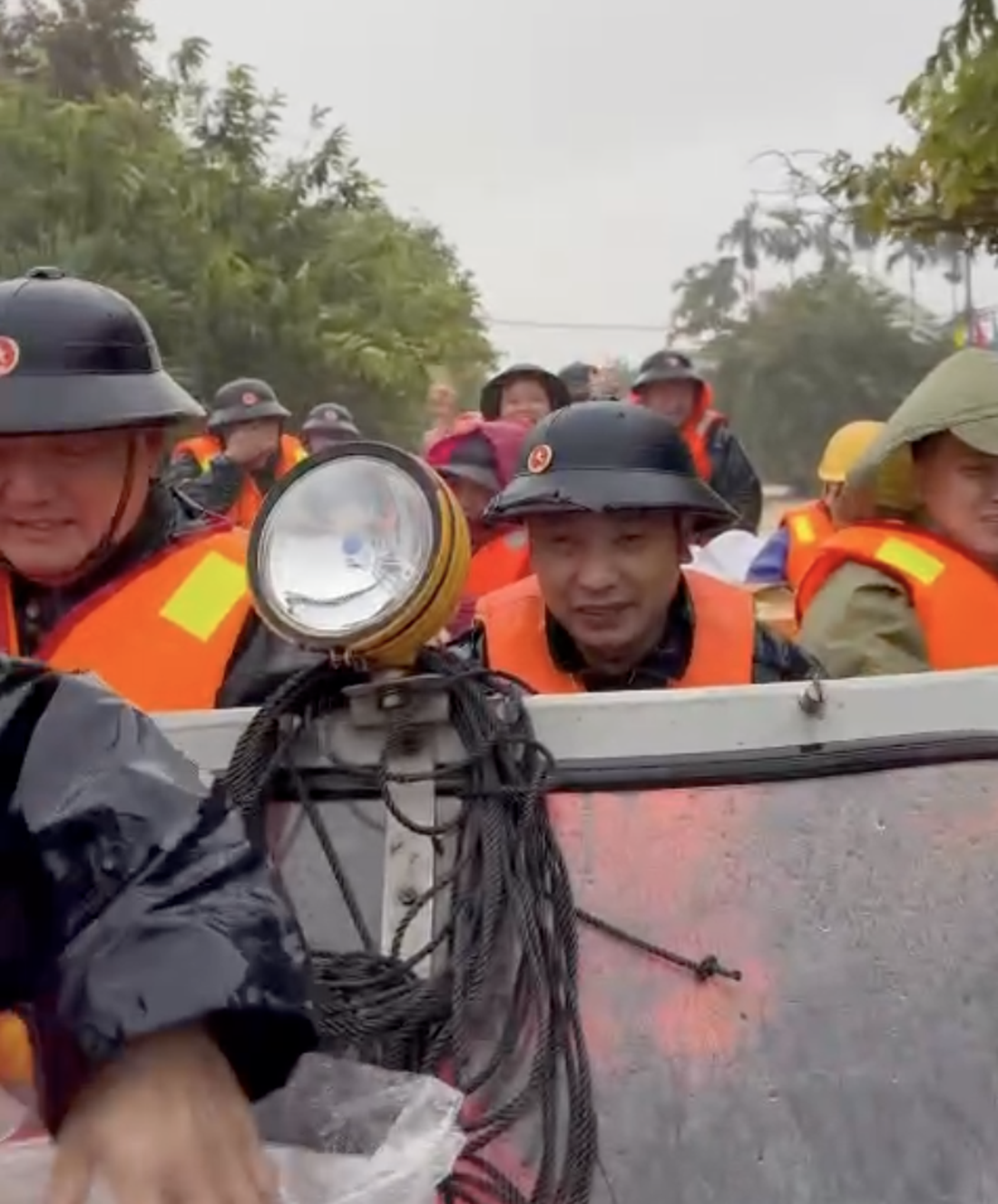 Xe lội nước, xuồng đặc chủng Vùng 3 hải quân xuống rốn lũ cứu dân vùng cô lập - Ảnh 2.