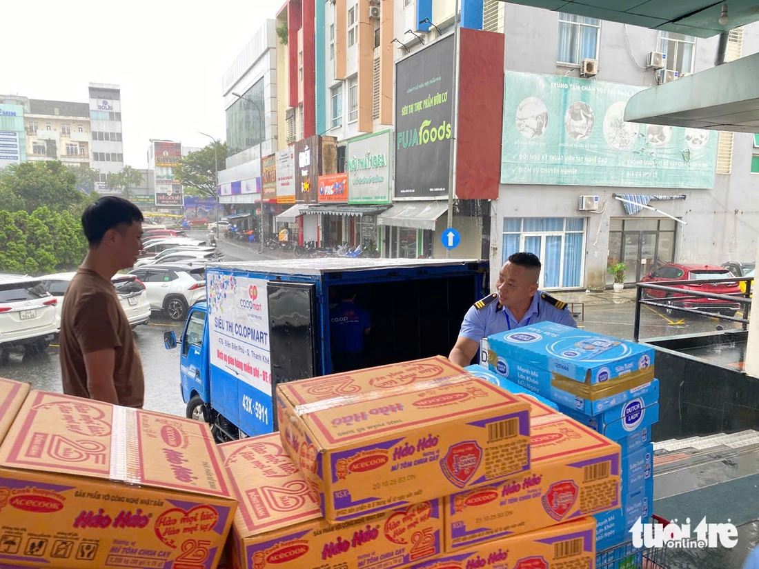 Hàng trăm suất quà cứu trợ của báo Tuổi Trẻ băng nước lũ đến với bà con vùng ngập sâu - Ảnh 11.