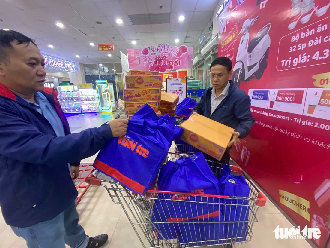 Hàng trăm suất quà cứu trợ của báo Tuổi Trẻ băng nước lũ đến với bà con vùng ngập sâu - Ảnh 12.