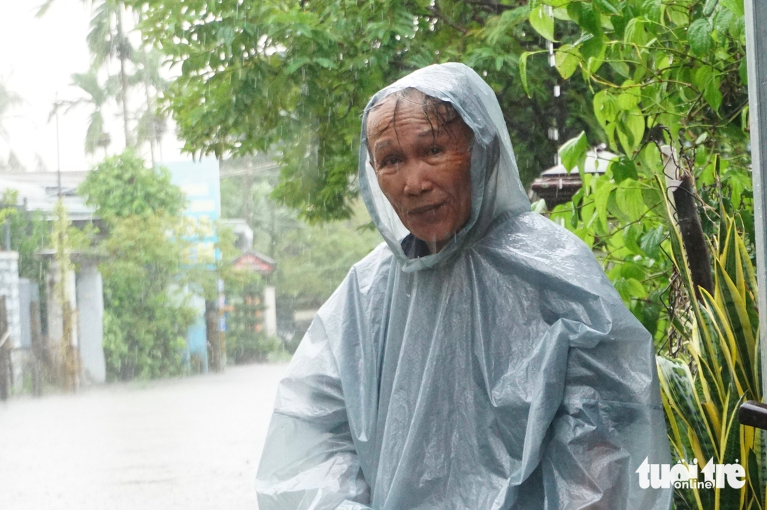 Hình ảnh từ vùng lũ lụt Đà Nẵng: Nước trắng xóa, người dân chèo bè đi lại - Ảnh 3.
