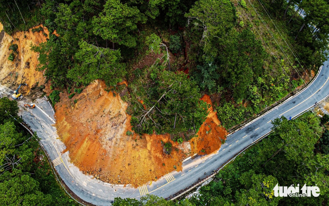 Đá lăn, đất lở, đường nứt, quả đồi nứt toác trên đèo D’Ran dẫn vào Đà Lạt - Ảnh 1.