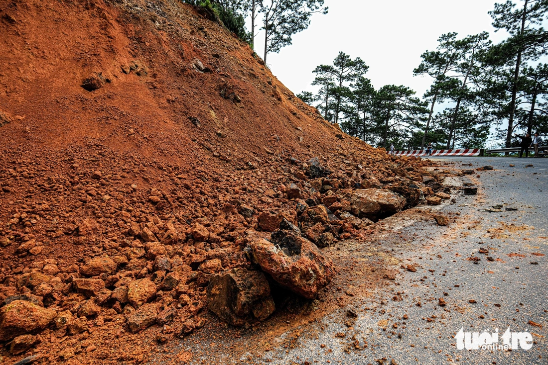 Đá lăn, đất lở, đường nứt, quả đồi nứt toác trên đèo D’Ran dẫn vào Đà Lạt - Ảnh 2.