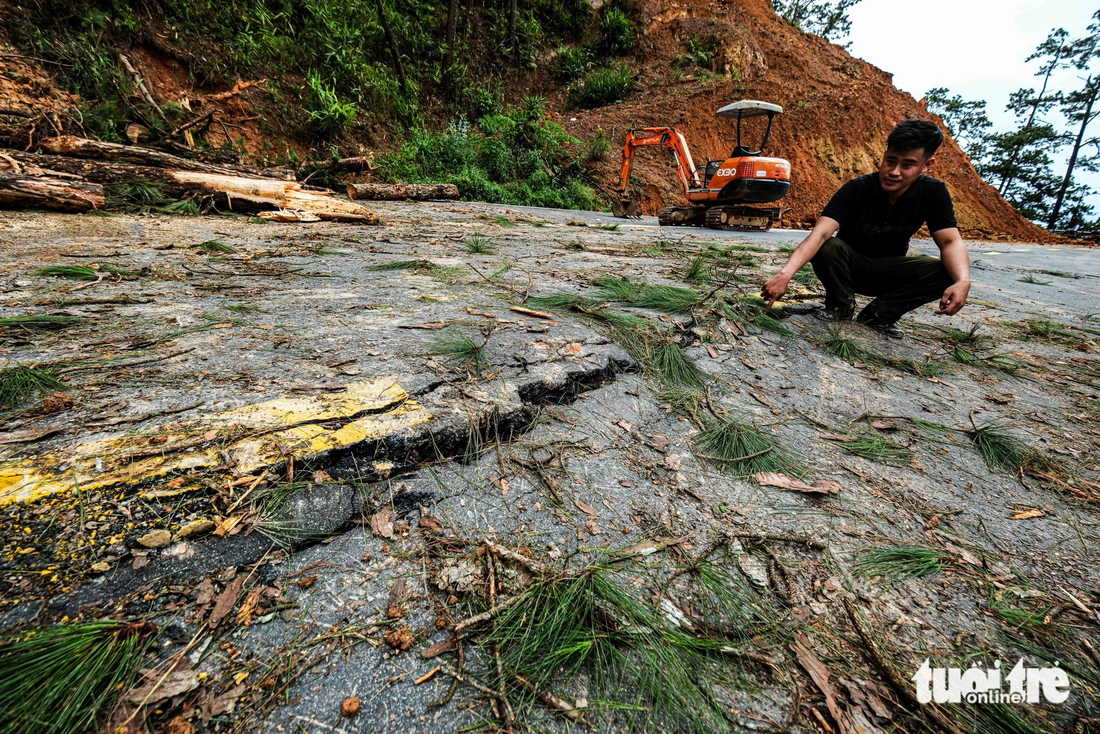 Đá lăn, đất lở, đường nứt, quả đồi nứt toác trên đèo D’Ran dẫn vào Đà Lạt - Ảnh 3.