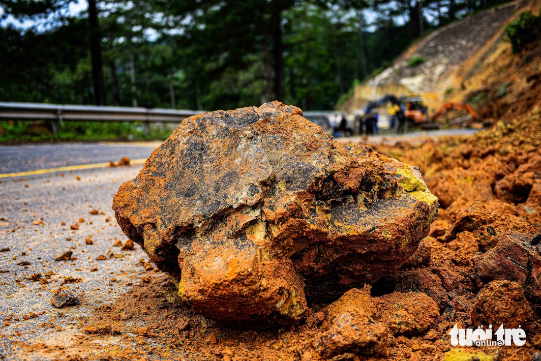 Đá lăn, đất lở, đường nứt, quả đồi nứt toác trên đèo D’Ran dẫn vào Đà Lạt - Ảnh 5.