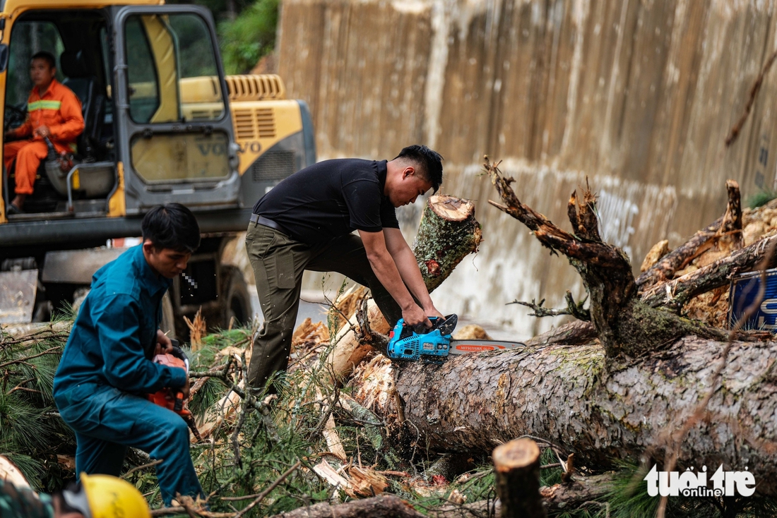 Đá lăn, đất lở, đường nứt, quả đồi nứt toác trên đèo D’Ran dẫn vào Đà Lạt - Ảnh 6.