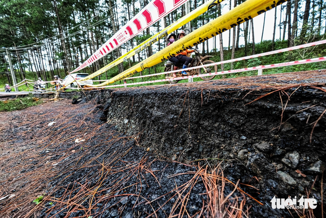 Đá lăn, đất lở, đường nứt, quả đồi nứt toác trên đèo D’Ran dẫn vào Đà Lạt - Ảnh 8.