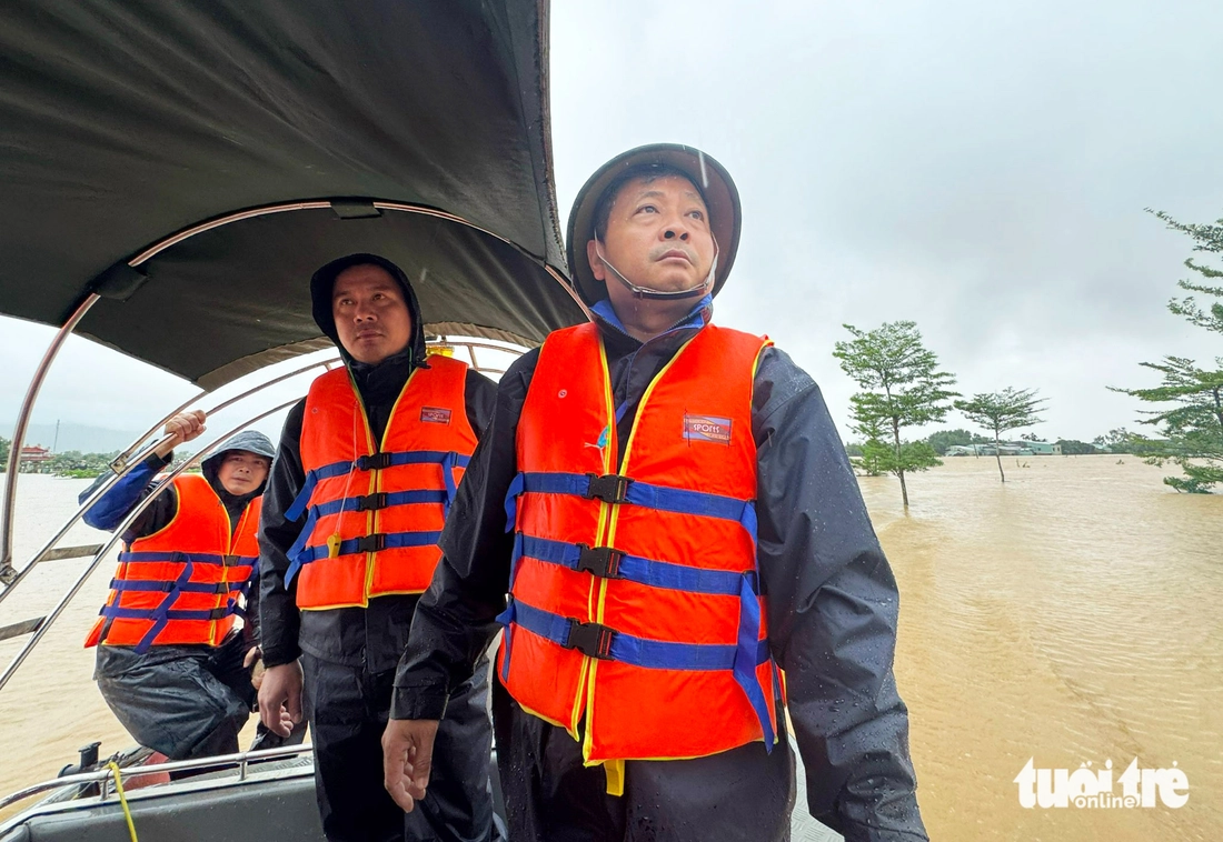 Theo ca nô vào 'rốn lũ' tiếp tế, giúp dân: Đây là lúc dân cần mình nhất! - Ảnh 7.