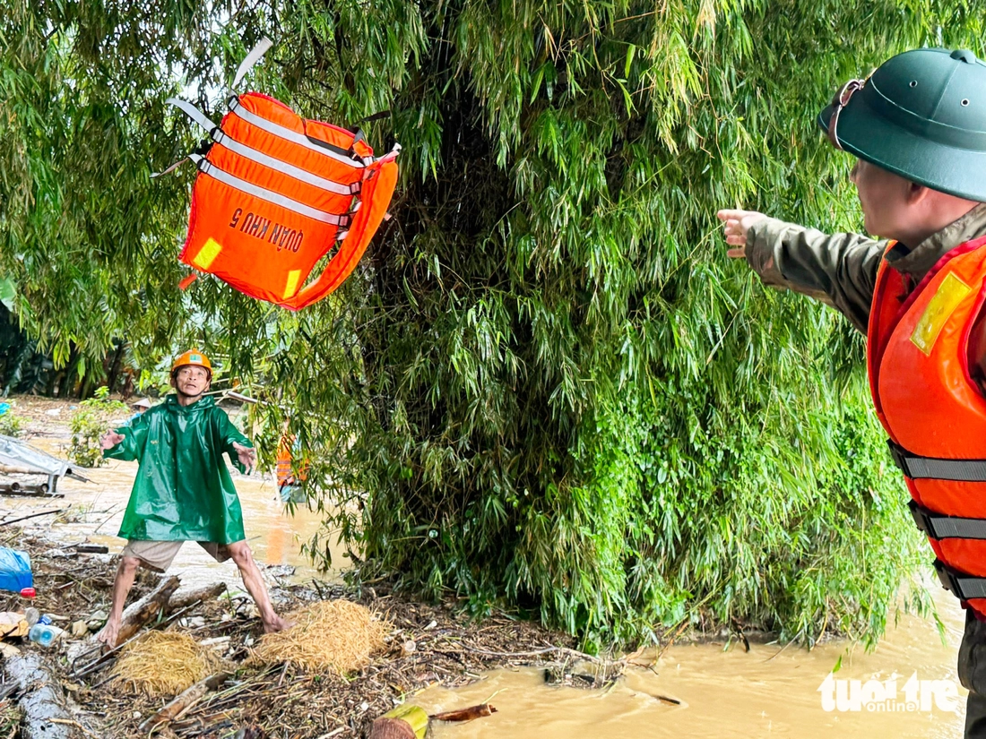 Theo ca nô vào 'rốn lũ' tiếp tế, giúp dân: Đây là lúc dân cần mình nhất! - Ảnh 8.