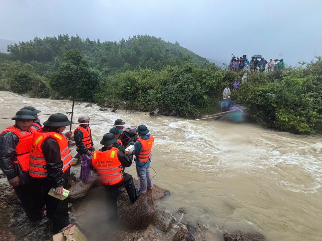 ‘Nghe có quà báo Tuổi Trẻ đến, tôi lội nước lũ ngập ngang cổ để ra nhận’ - Ảnh 1.