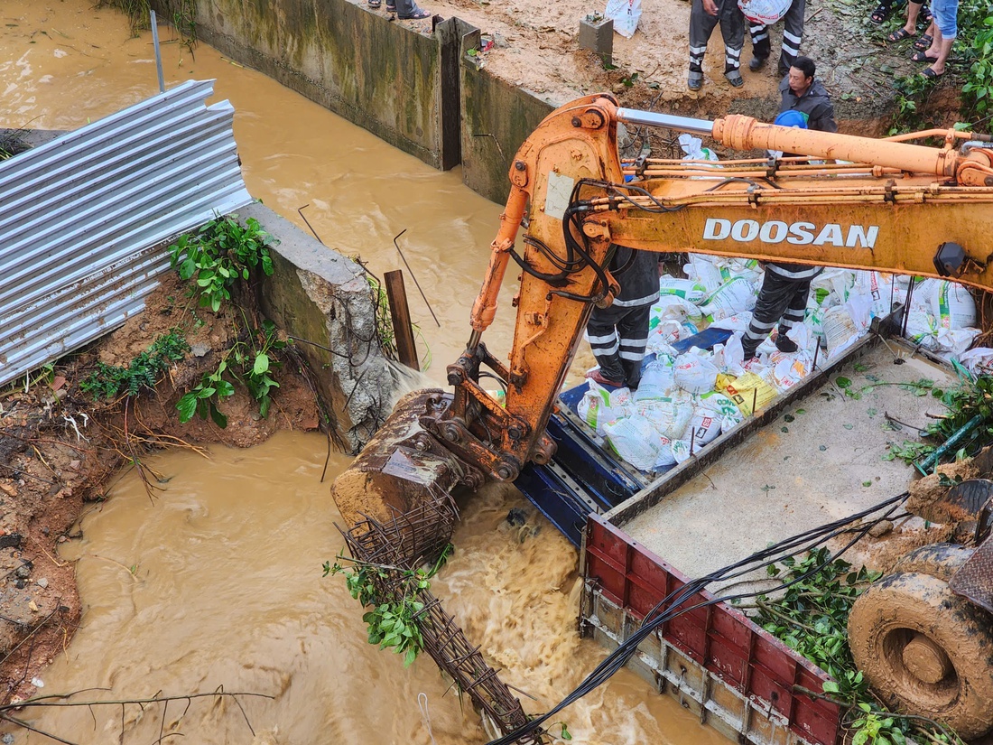 Dùng bao cát chặn kênh Sông Đào, ngăn nước sông Trà Khúc tràn vào trung tâm Quảng Ngãi - Ảnh 1.