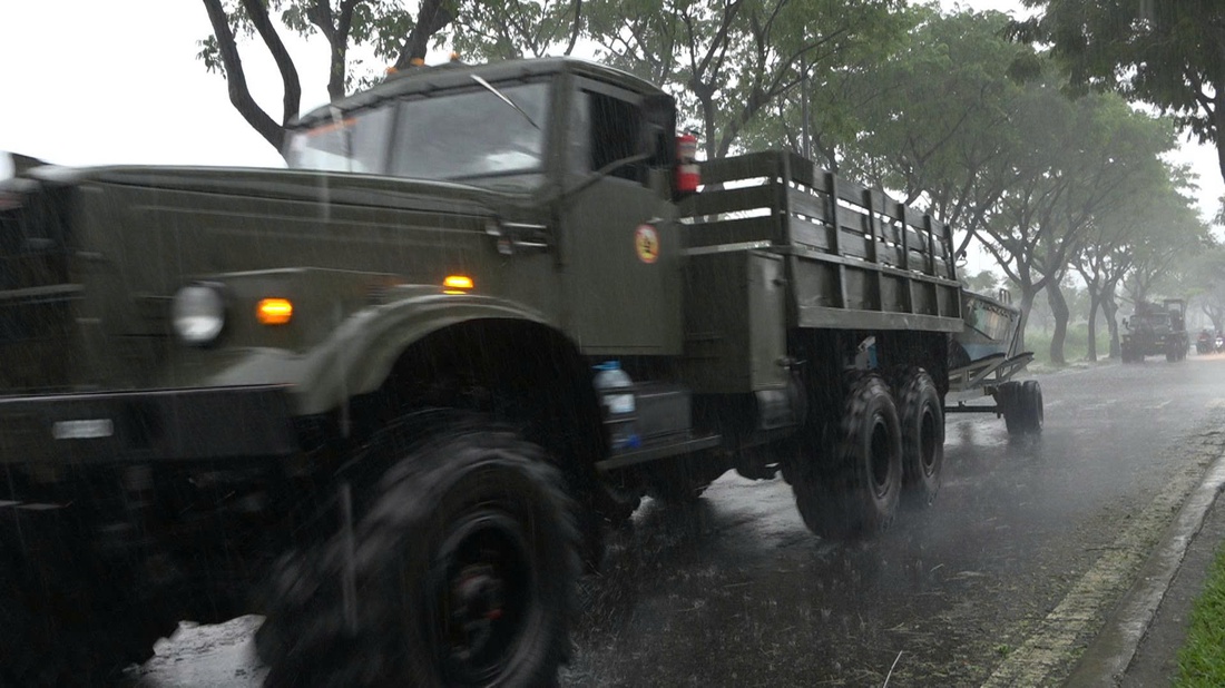 Xe lội nước, xuồng đặc chủng Vùng 3 hải quân xuống rốn lũ cứu dân vùng cô lập - Ảnh 4.