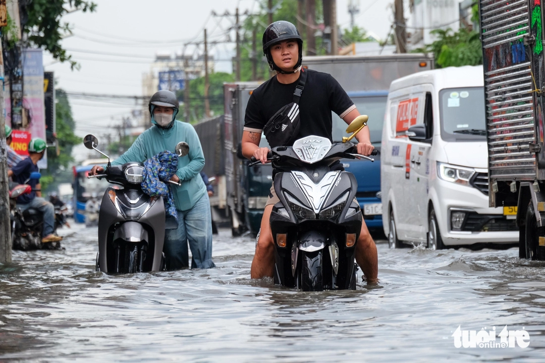 Mưa lớn gây ngập sâu ở TP.HCM, xe chết máy hàng loạt - Ảnh 1.