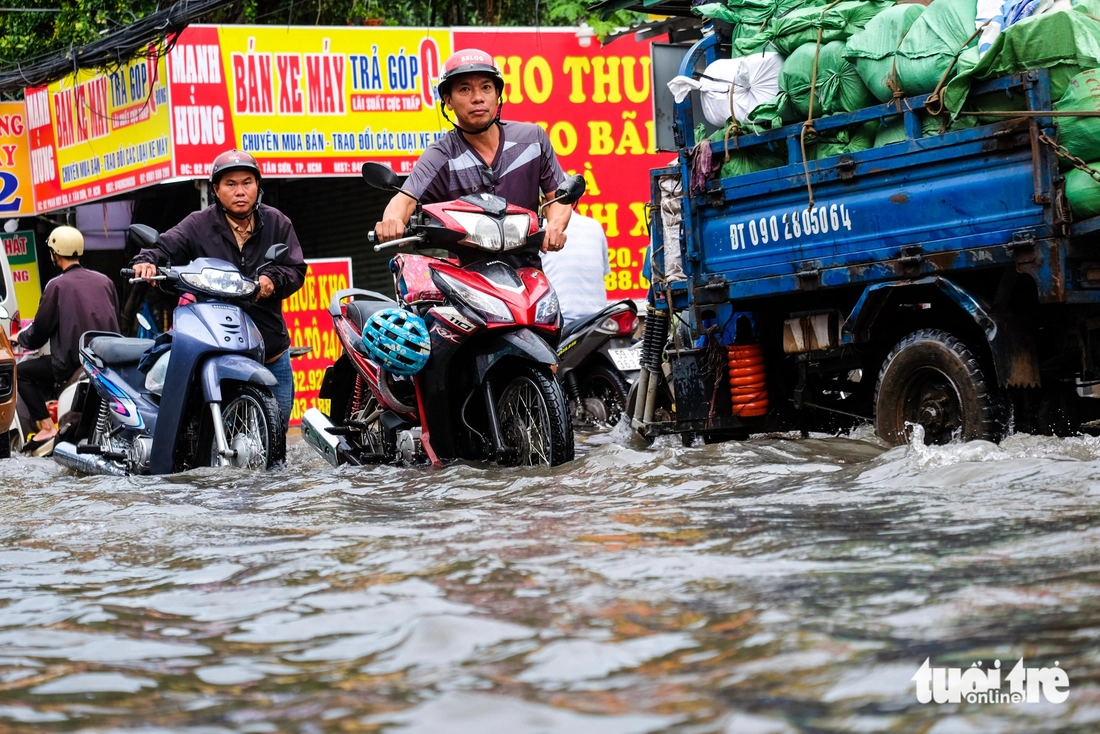 Mưa lớn gây ngập sâu ở TP.HCM, xe chết máy hàng loạt - Ảnh 3.