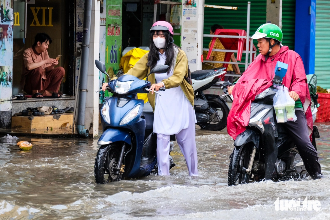 Mưa lớn gây ngập sâu ở TP.HCM, xe chết máy hàng loạt - Ảnh 4.