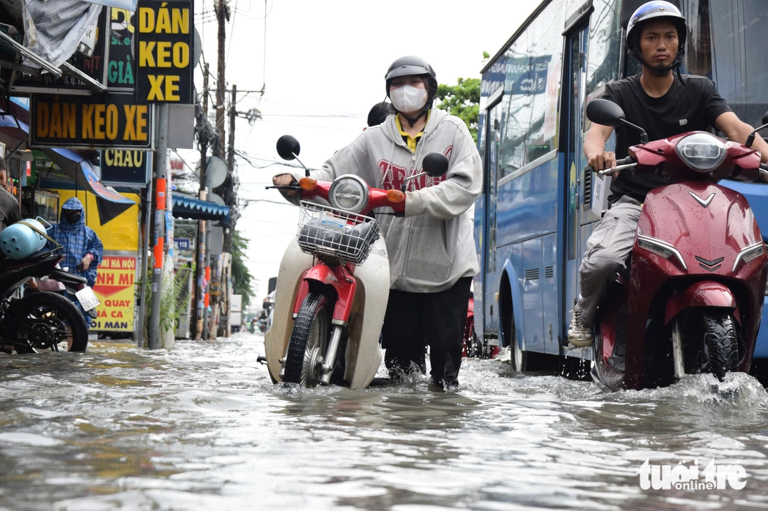 Mưa lớn gây ngập sâu ở TP.HCM, xe chết máy hàng loạt - Ảnh 5.