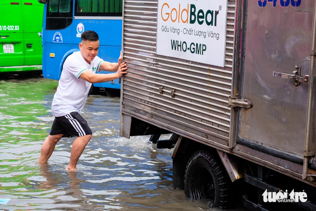 Mưa lớn gây ngập sâu ở TP.HCM, xe chết máy hàng loạt - Ảnh 6.