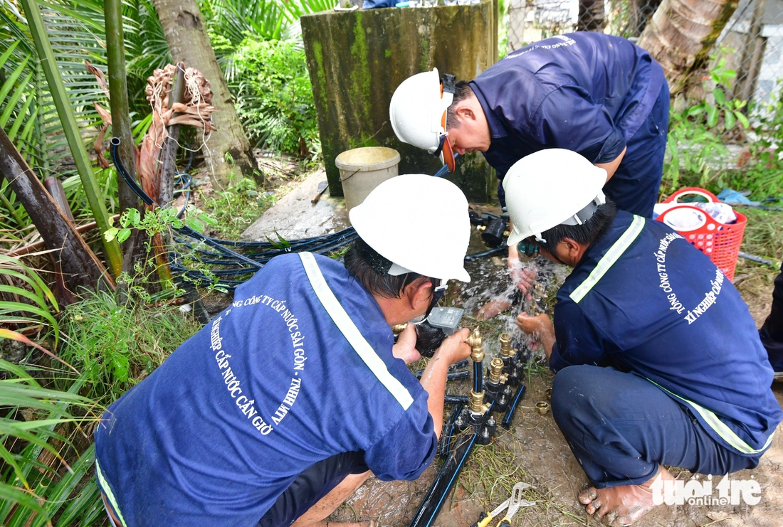 Người dân doi Mỹ Khánh, Cần Giờ thoát cảnh cúp nước không biết bể ống ở đâu - Ảnh 3.