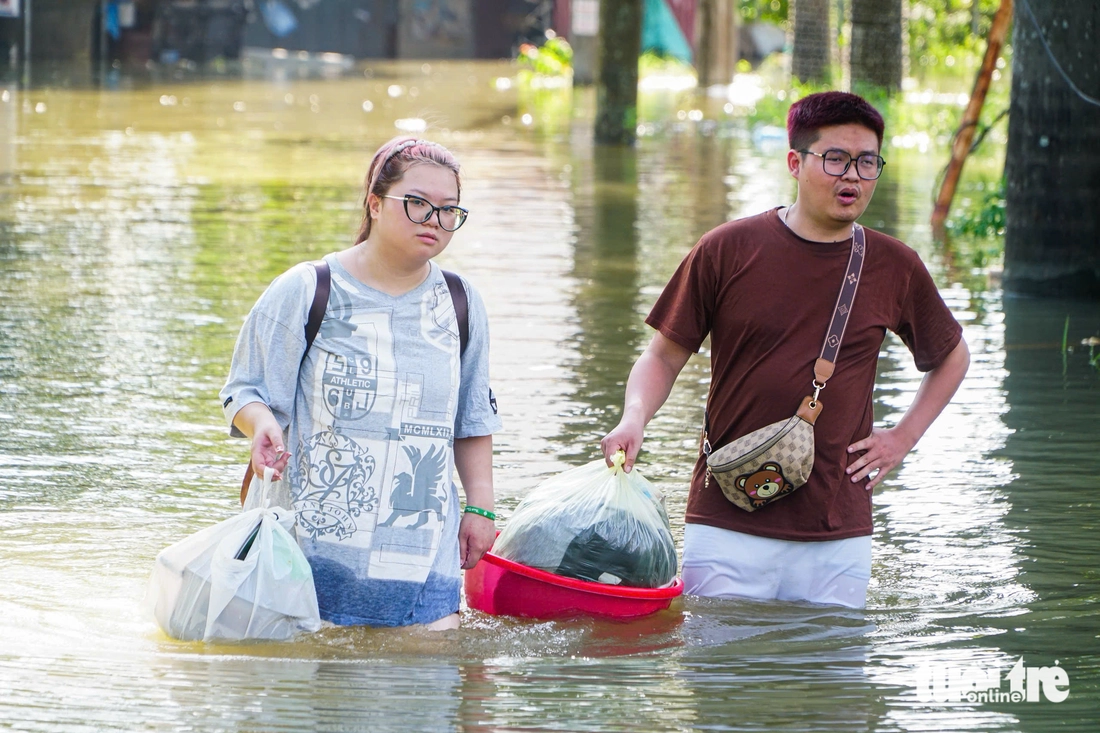4 ngày sau mưa lớn, người dân phố Nhuệ Giang Hà Nội vẫn phải lội nước ngang bụng - Ảnh 2.