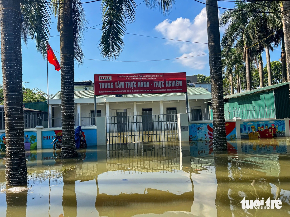 4 ngày sau mưa lớn, người dân phố Nhuệ Giang Hà Nội vẫn phải lội nước ngang bụng - Ảnh 7.