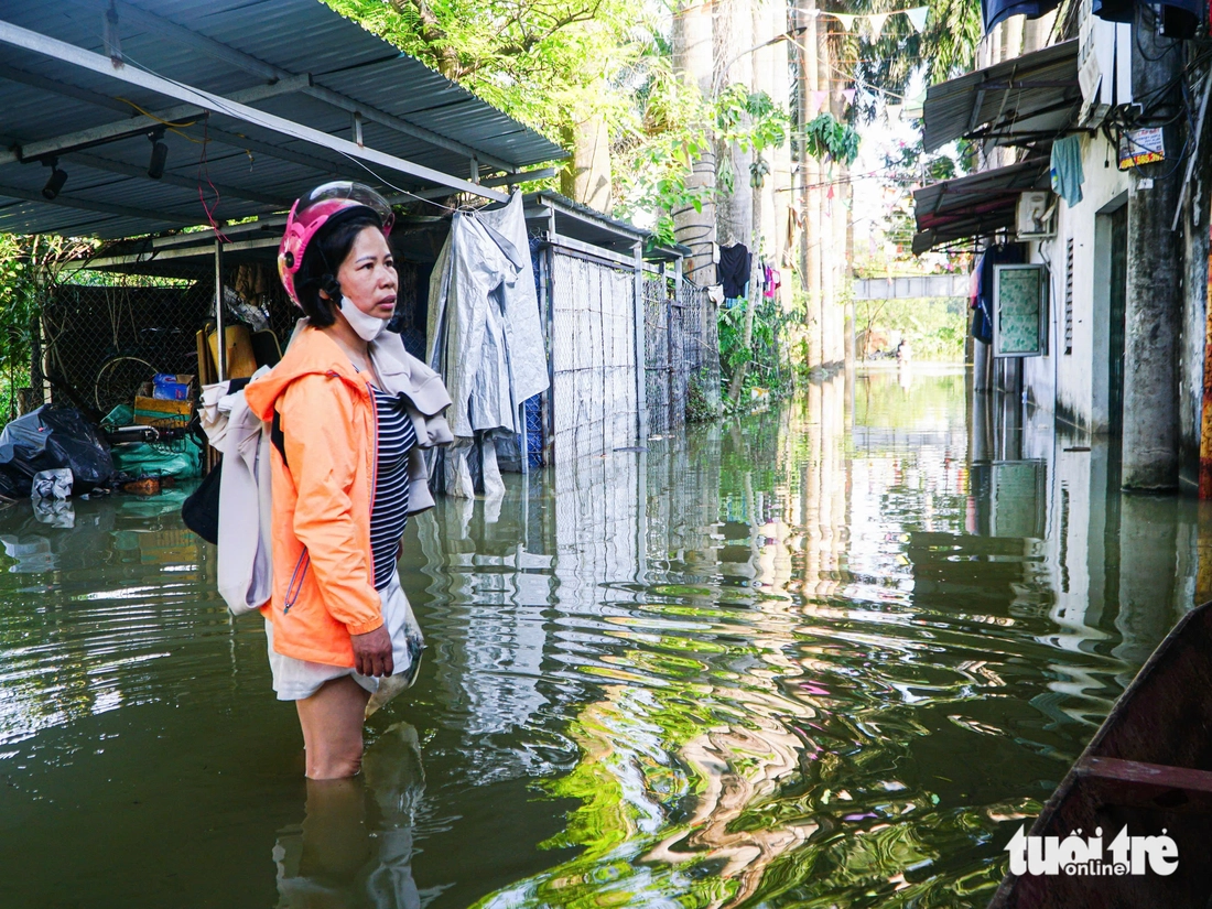 4 ngày sau mưa lớn, người dân phố Nhuệ Giang Hà Nội vẫn phải lội nước ngang bụng - Ảnh 11.