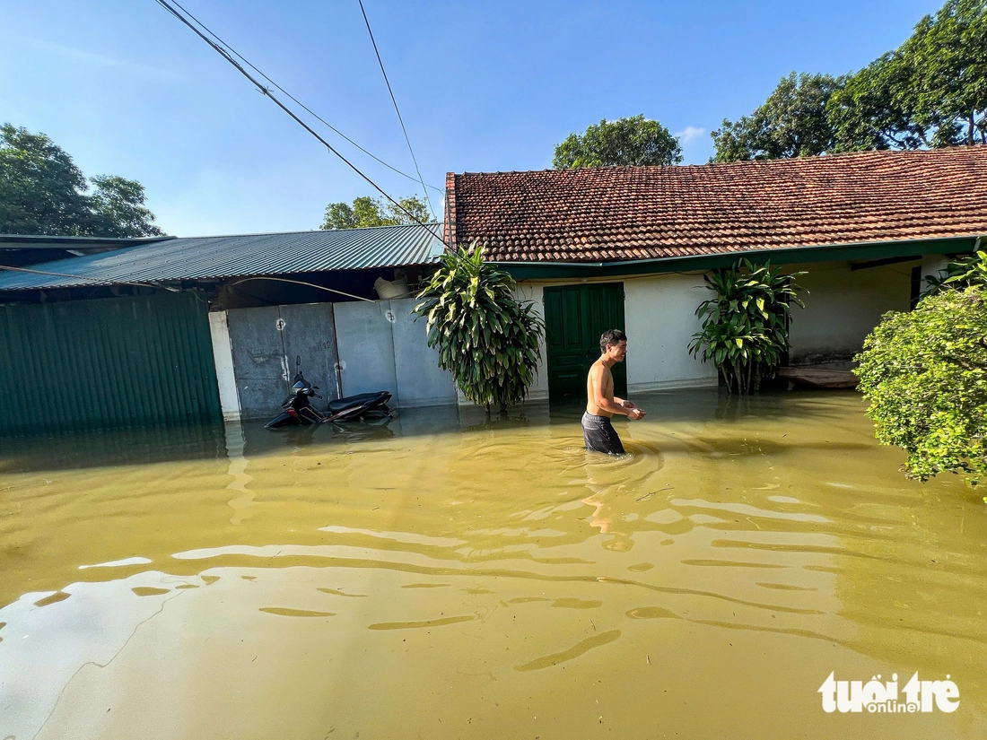 4 ngày sau mưa lớn, người dân phố Nhuệ Giang Hà Nội vẫn phải lội nước ngang bụng - Ảnh 12.