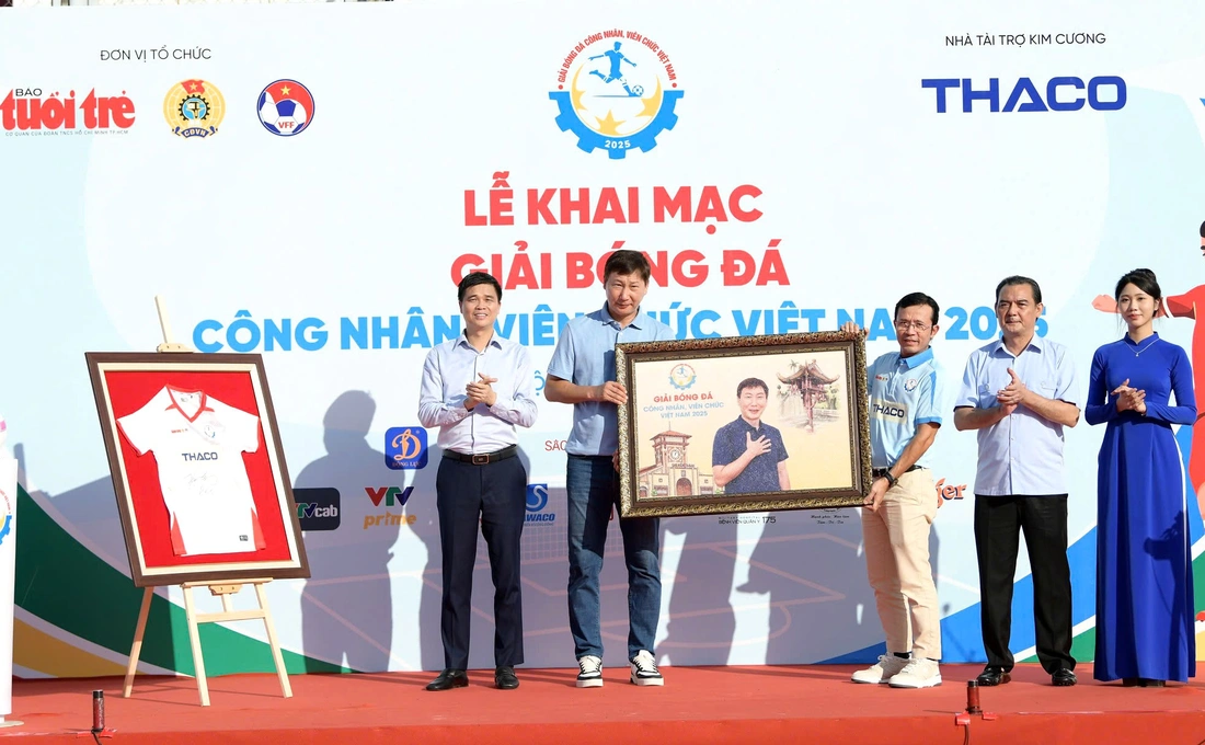 HLV Kim Sang Sik chúc các cầu thủ công nhân, viên chức thi đấu máu lửa - Ảnh 2.