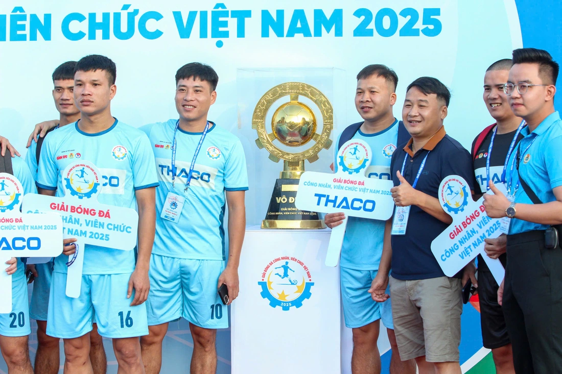 HLV Kim Sang Sik chúc các cầu thủ công nhân, viên chức thi đấu máu lửa - Ảnh 17.