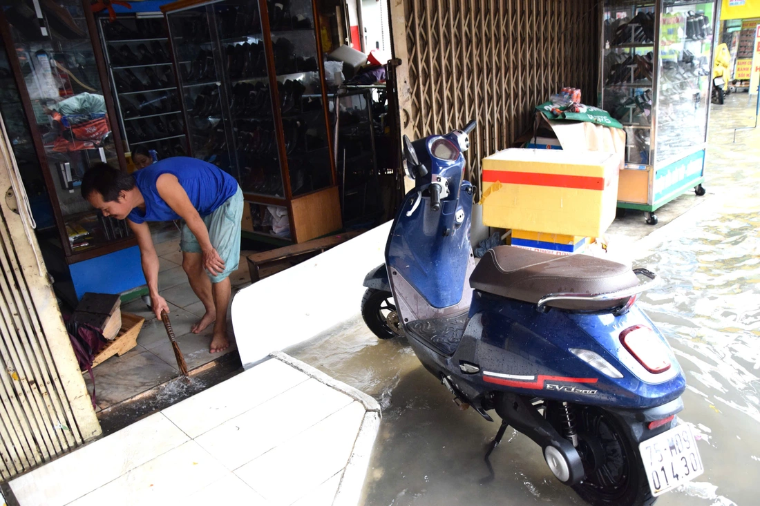 Mưa lớn gây ngập sâu ở TP.HCM, xe chết máy hàng loạt - Ảnh 7.