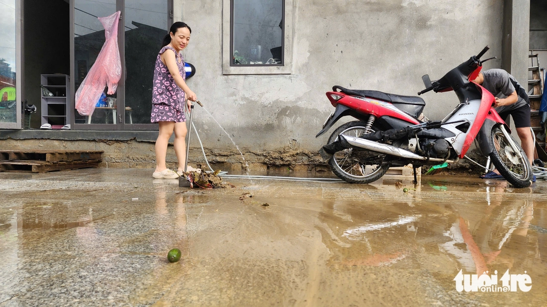 Huế hửng nắng sau nhiều ngày mưa trắng trời, người dân tranh thủ dọn bùn non sau lũ - Ảnh 4.