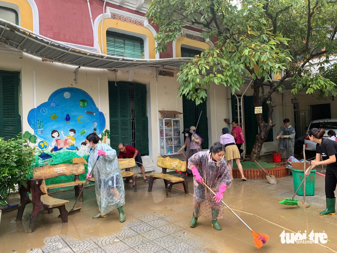 Hàng trăm bạn trẻ Huế xắn tay dọn dẹp trường học, đường phố sau lũ - Ảnh 5.