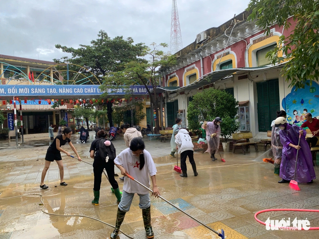 Hàng trăm bạn trẻ Huế xắn tay dọn dẹp trường học, đường phố sau lũ - Ảnh 7.